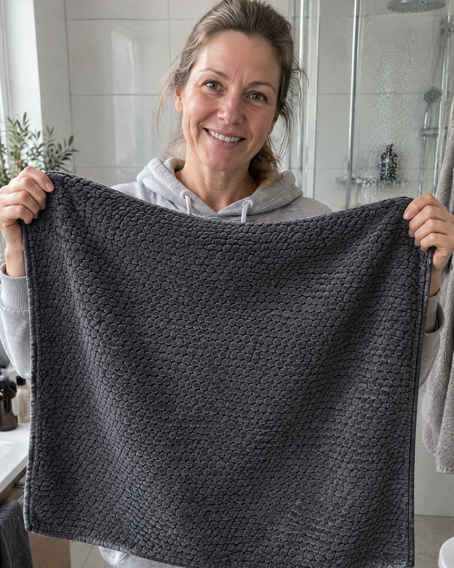 XXL Spejlklud i grå foran en glasbrusevæg
