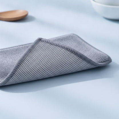 Køkkenkluden set tæt på – ståltråd på den ene side, mikrofiber på den anden