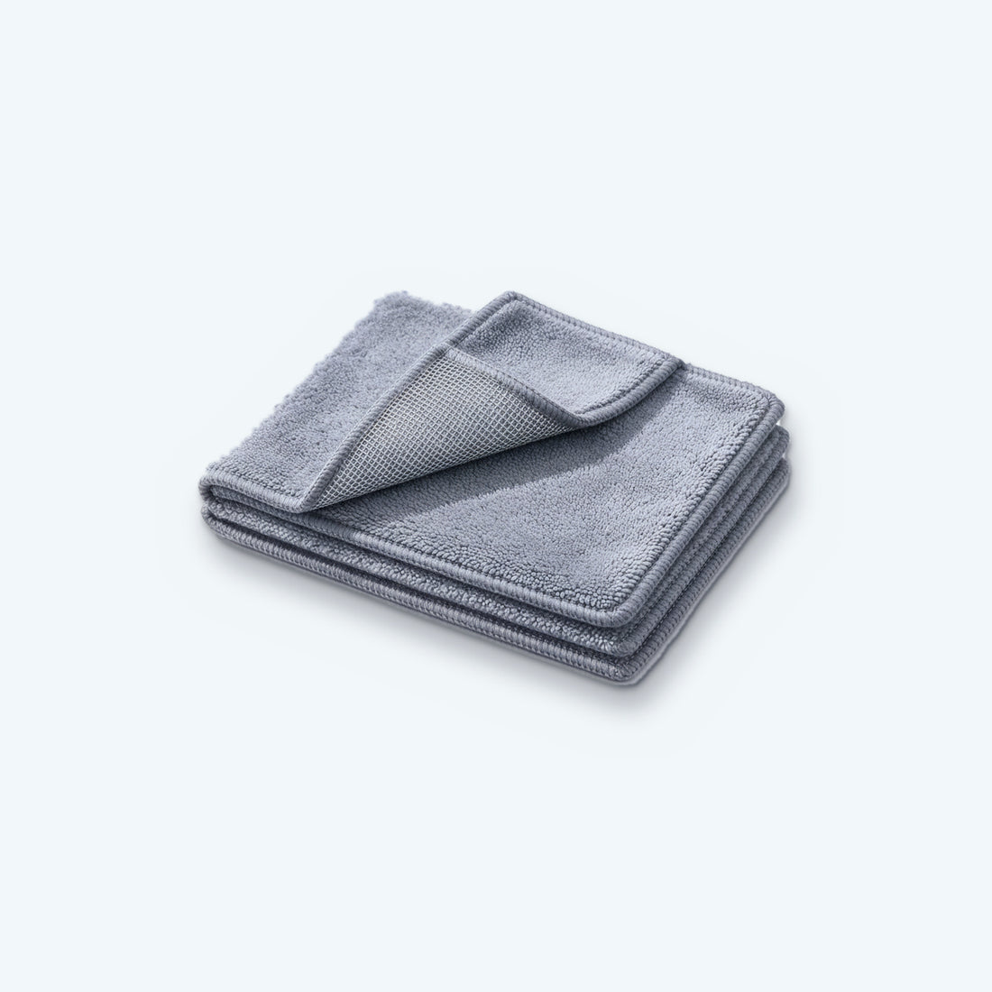 Køkkenklud med ståltråd – mikrofiber på den ene side og ståltråd på den anden, på lyseblå baggrund
