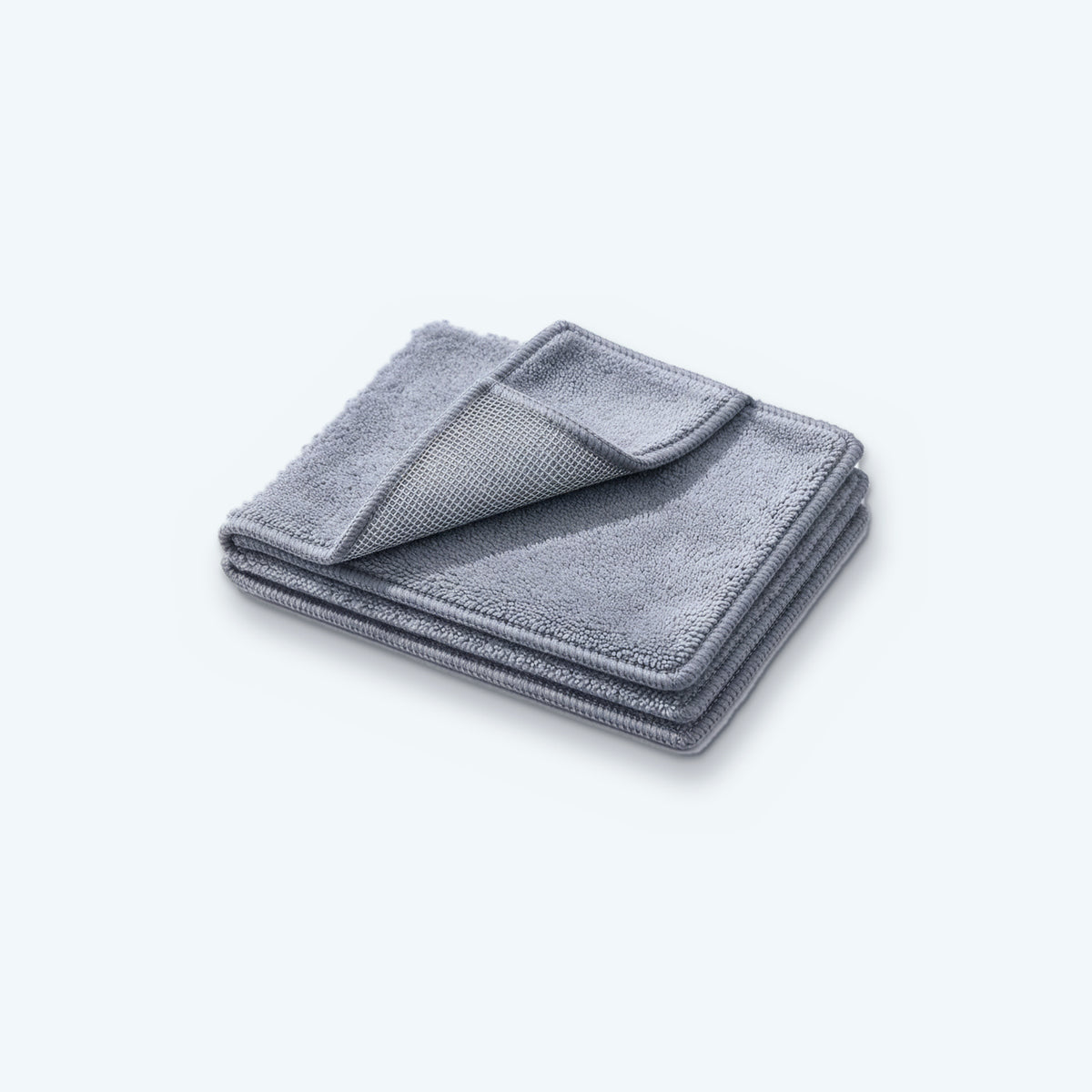 Køkkenklud med ståltråd – mikrofiber på den ene side og ståltråd på den anden, på lyseblå baggrund